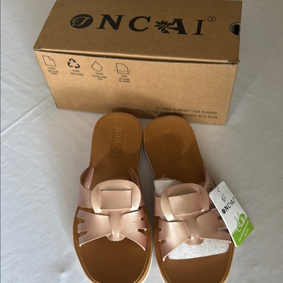 Chic Gold and Pink Sandals with Stylish Design - Picture 1 of 6